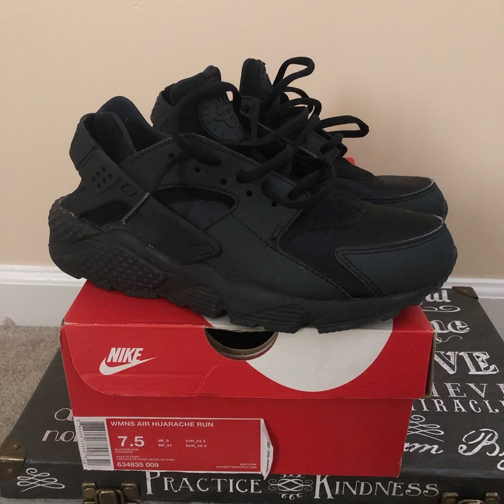 Women’s Air Huaraches 7.5
